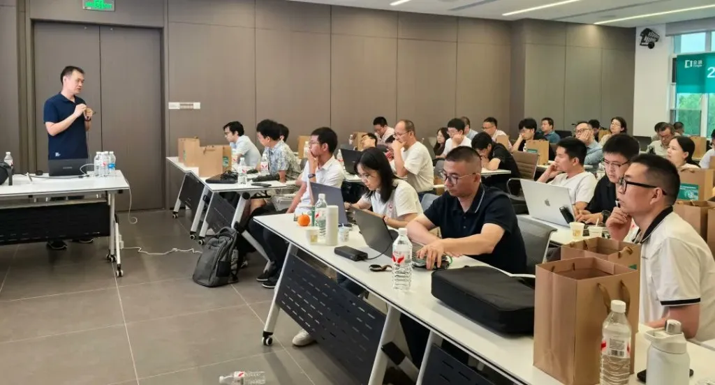 Zhang Yin teaching a Cangjie session